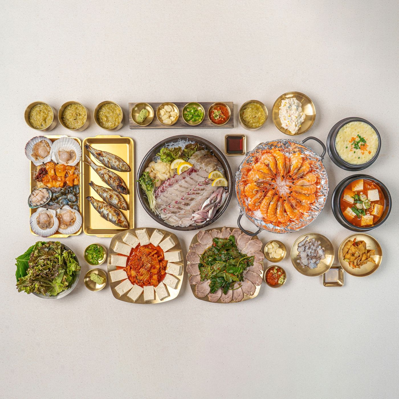 메뉴 일부 사진 — 마포바다 시그니처 한 상의 모둠회와 새우구이